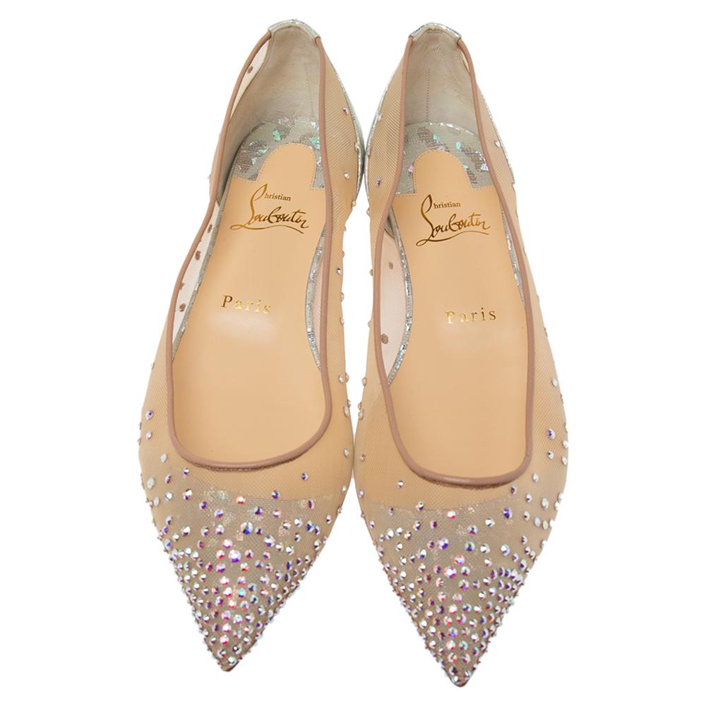 Dazzle the crowds and make a statement like never before in these gorgeous Follies Strass flats from Christian Louboutin! The ballet flats have been crafted from mesh and iridescent leather into a pointed toe-style. They are exquisitely embellished