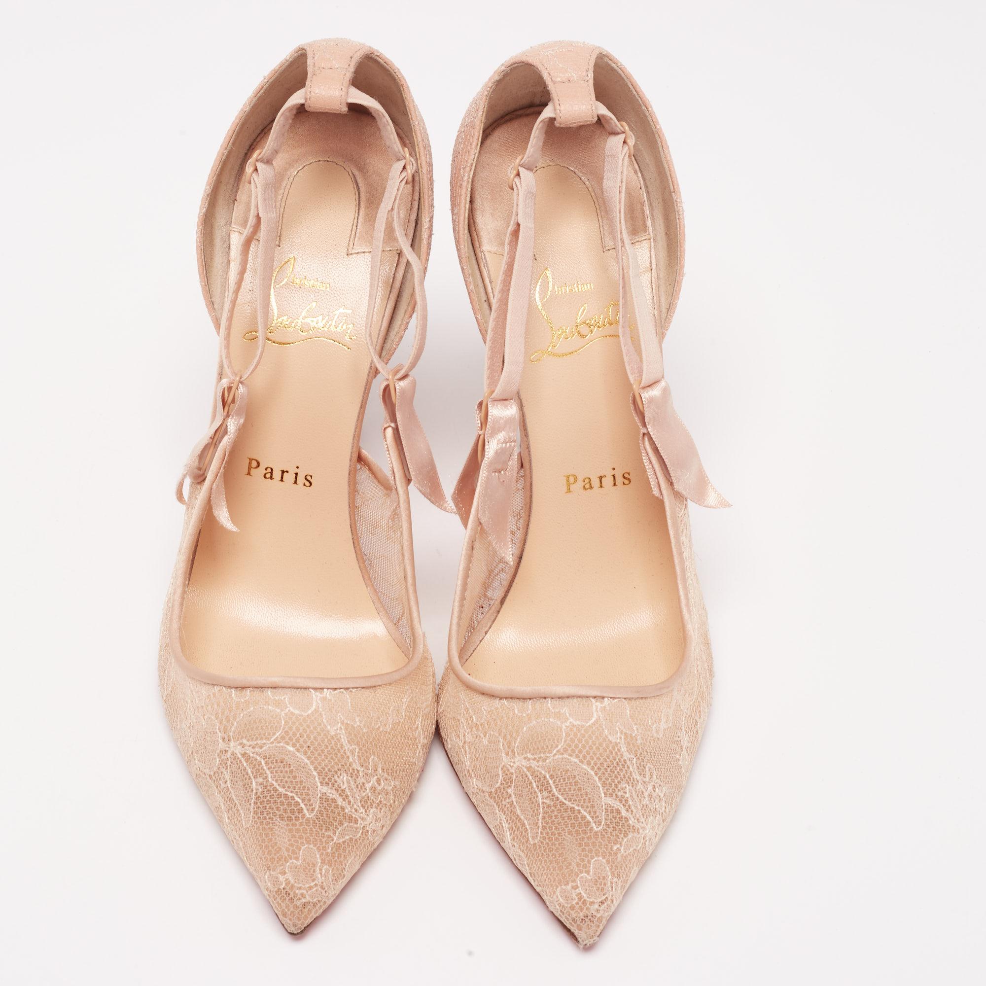 Exhibiting a stunning silhouette enhanced with excellence, these Hot Jeanbi pumps from the House of Christian Louboutin exude nothing but signatory style and brilliance! They are designed using beige lace and satin on the exterior. These pumps
