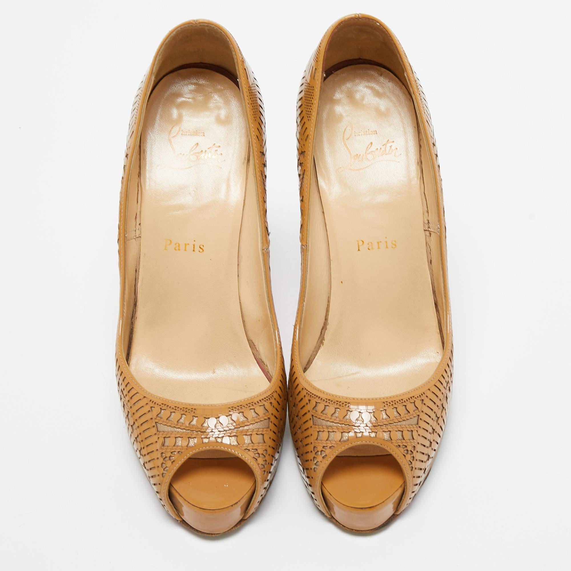 Christian Louboutin Beige Laser Cut Patent Leather Suellena Pumps Size 37 In Good Condition In Dubai, Al Qouz 2