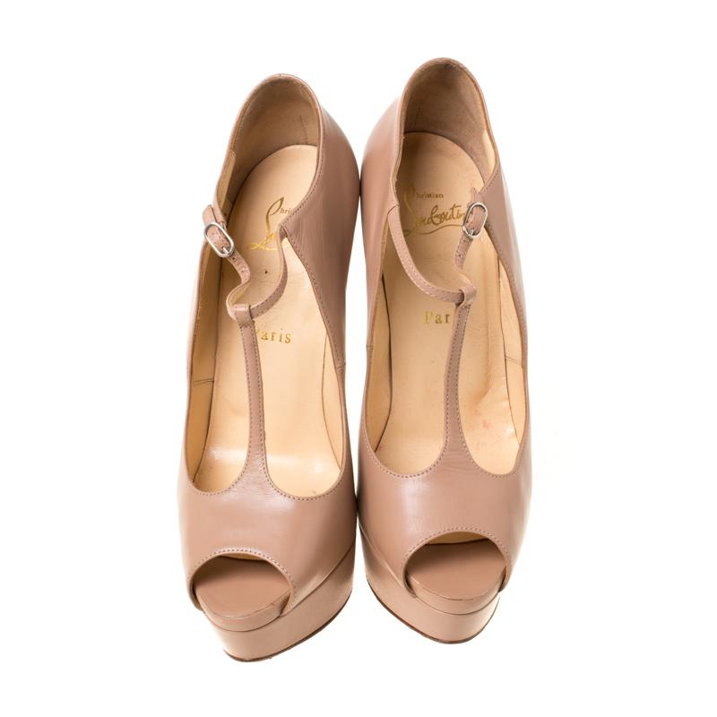 Perfect for channelling an air of elegance, these Alta Poppins pumps from Christian Louboutin are worth investing in. The beige pumps are crafted from leather and feature a peep-toe silhouette. They flaunt a T-strap design with buckled ankle straps,