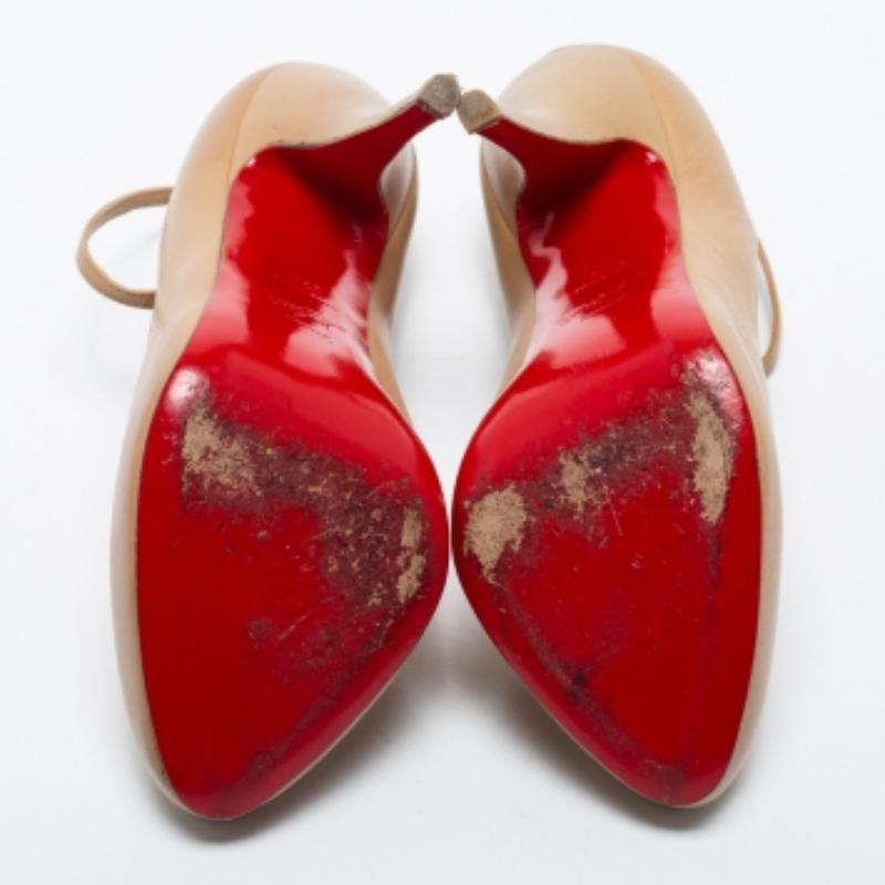 Diese geschwungenen Pumps verleihen Ihrem Look eine große Portion Stil. Sie sind aus luxuriösem MATERIAL gefertigt und verfügen über gut gefütterte Innensohlen, die endlosen Komfort bieten.