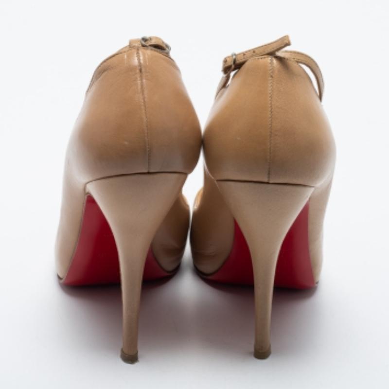 Christian Louboutin Beige Leder-Pumps mit Knöchelriemen Größe 37,5 im Zustand „Gut“ im Angebot in Dubai, Al Qouz 2