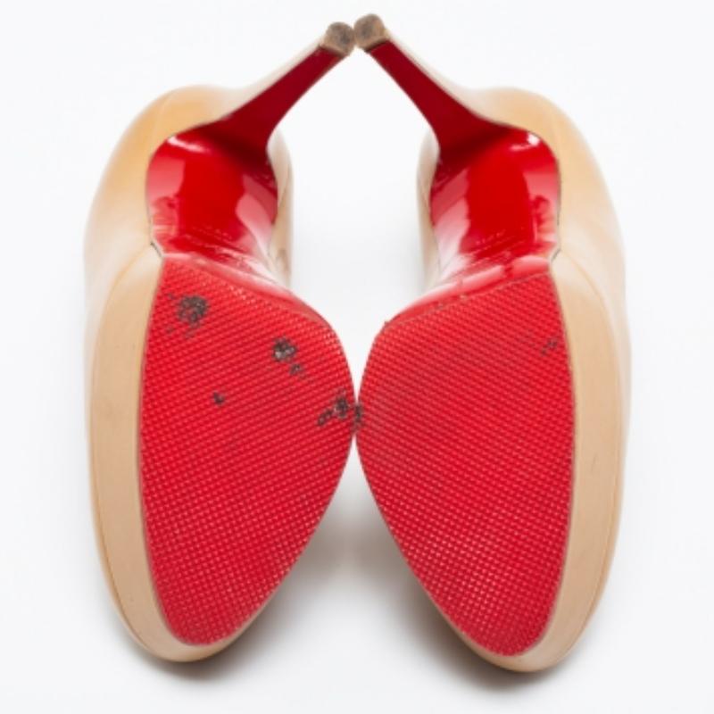 Adoptez les nouveaux styles et les nouvelles tendances en portant ces escarpins Bianca de la maison Christian Louboutin. Elles sont fabriquées en cuir beige, ce qui leur confère une allure exceptionnellement glamour. Ces escarpins sont dotés de