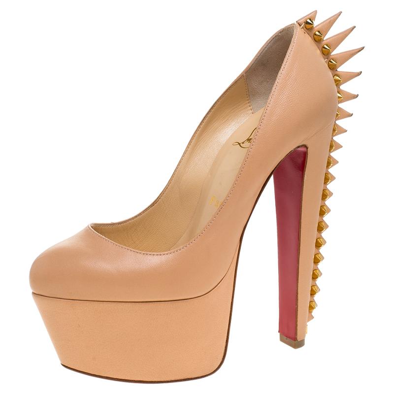 Look refined and sophisticated by flaunting this pair of Electropump pumps. They are crafted fro smooth leather and feature almond toes, platforms and high heels that are lined with gold-tone spikes. With this pair of pumps, Christian Louboutin
