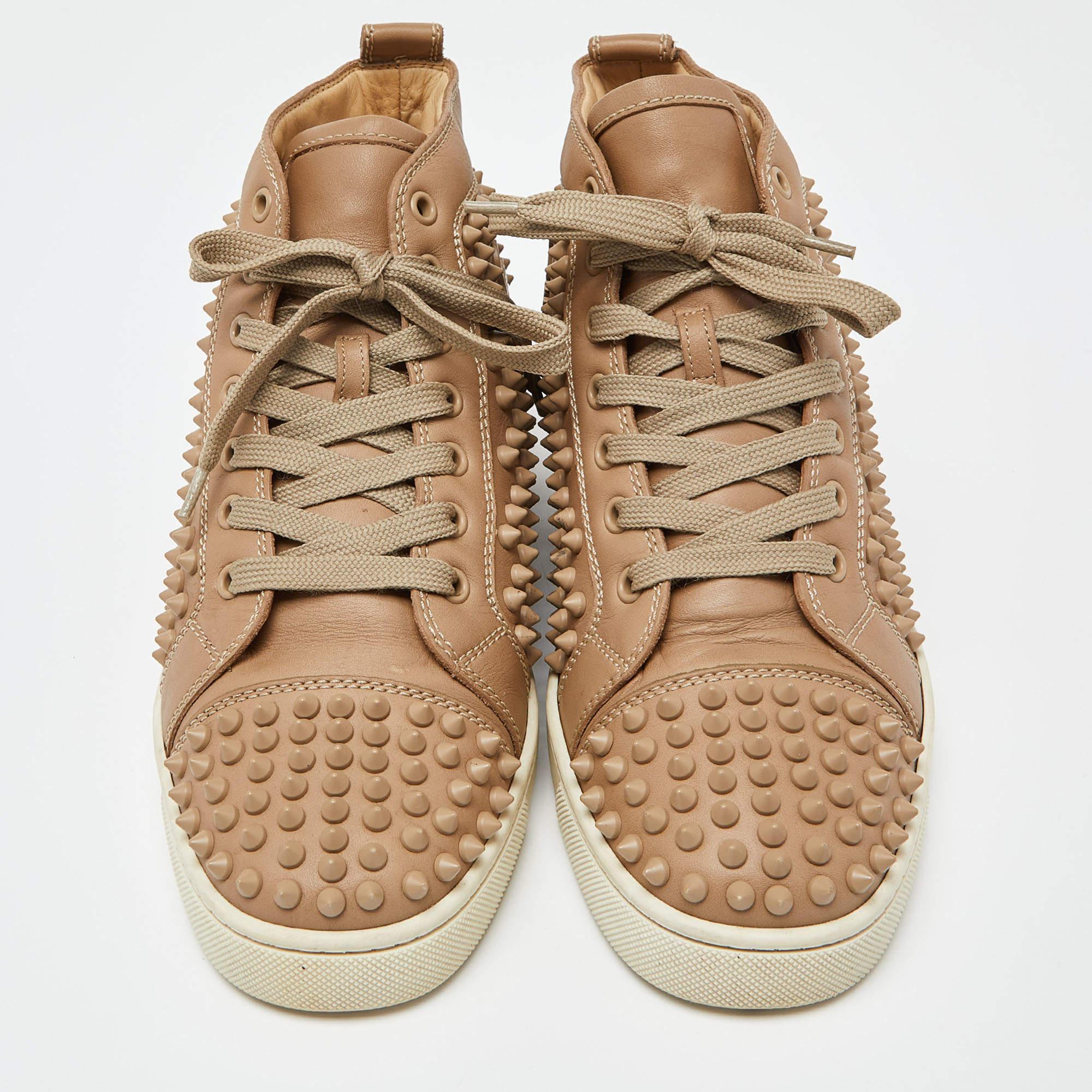 Christian Louboutin Beige Leather Louis Spike High Top Sneakers Size 39.5 In Good Condition For Sale In Dubai, Al Qouz 2