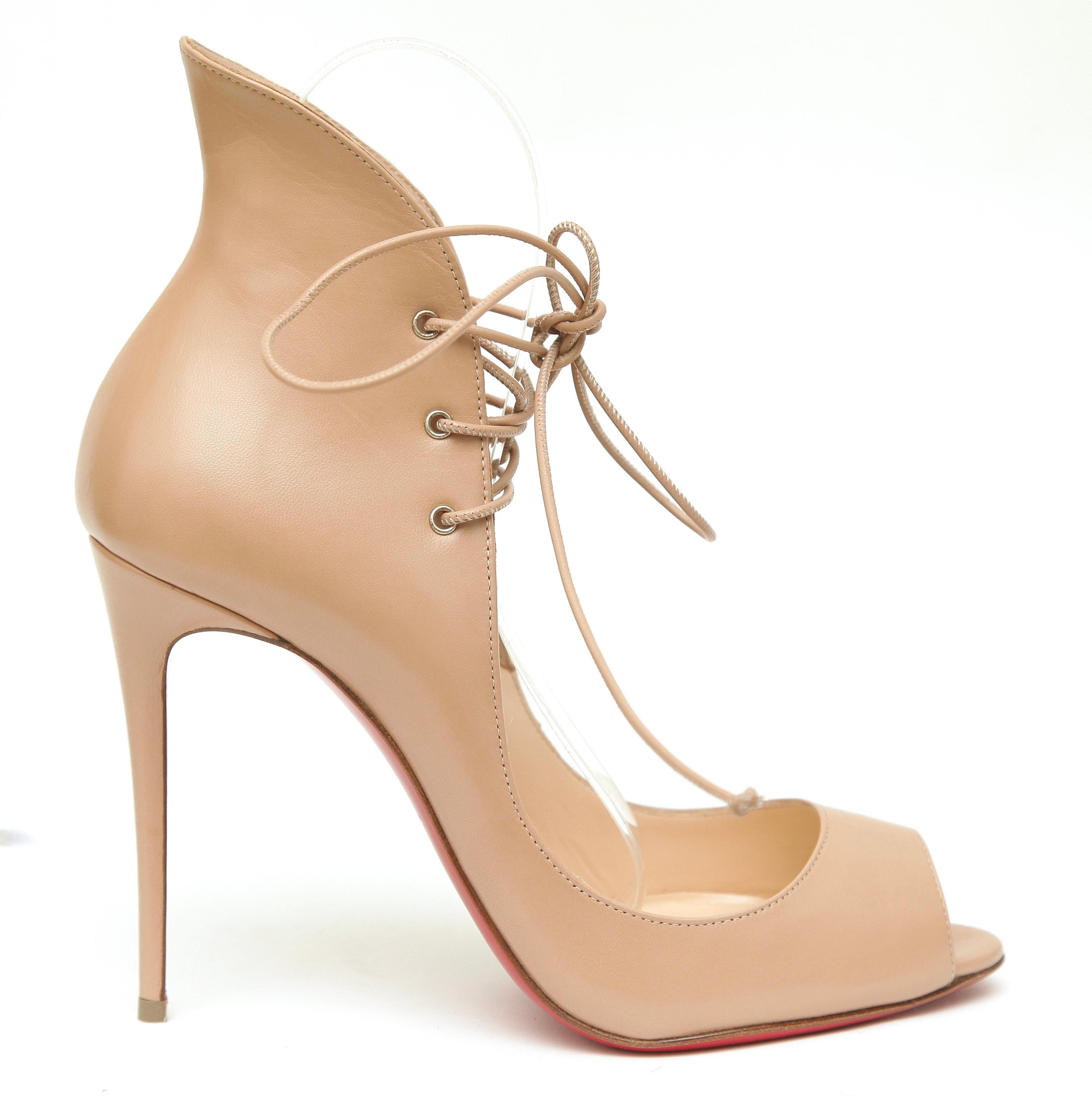 CHRISTIAN LOUBOUTIN MEGAVAMP BEIGE LEATHER PUMPS

Design:
- Beige leather uppers.
- Beige laces.
- Peep toe.
- Self-covered heel.
- Leather lining.
- Signature red leather sole.
- Comes with Christian Louboutin dust bag.

Size: 38

Measurements