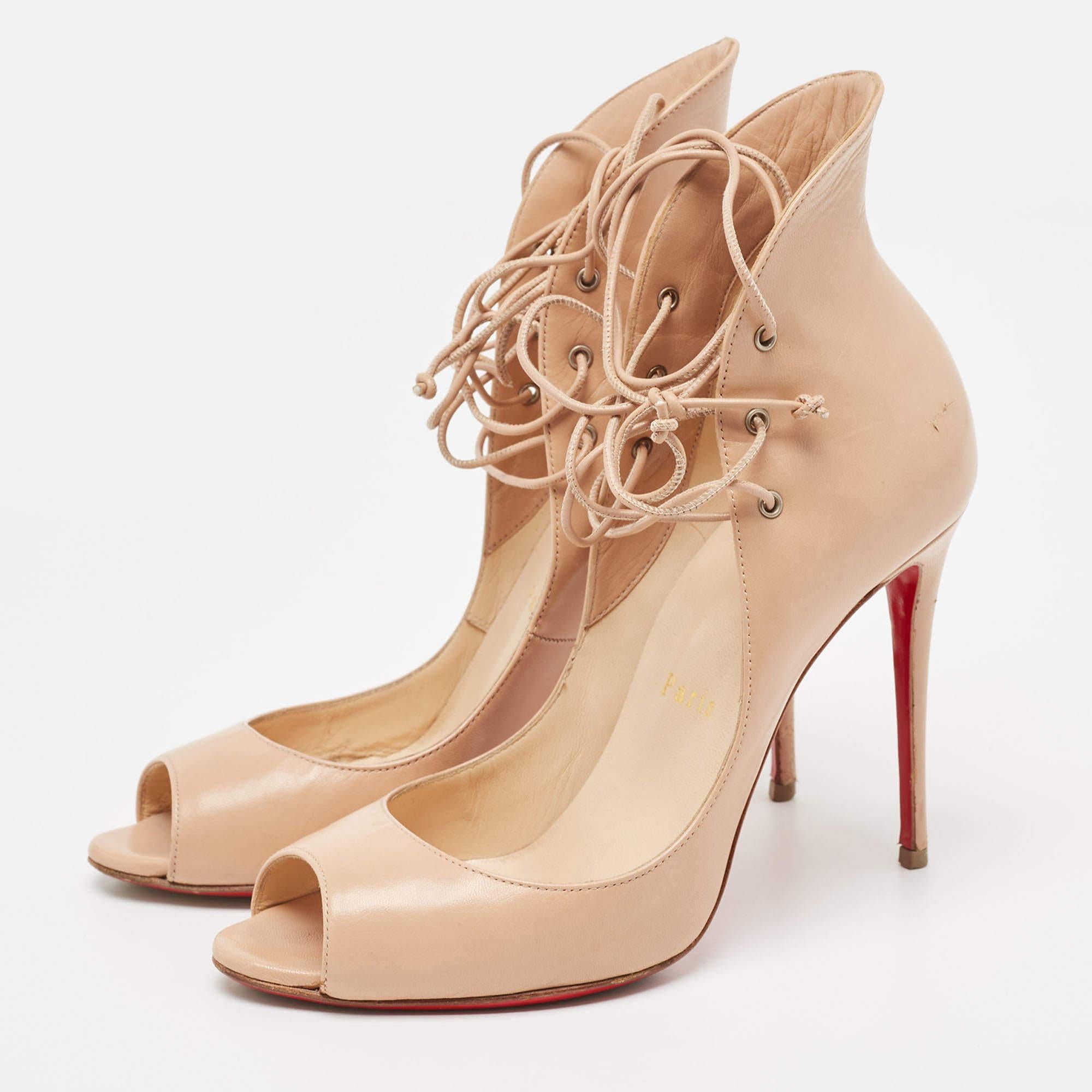 Geschwungene Bögen, eine feminine Ausstrahlung und eine gut gebaute Struktur zeichnen diese Designer-Pumps aus. Mit bequemen Innensohlen und schlanken Absätzen können Sie sie mit Ihren Lieblingsoutfits kombinieren.