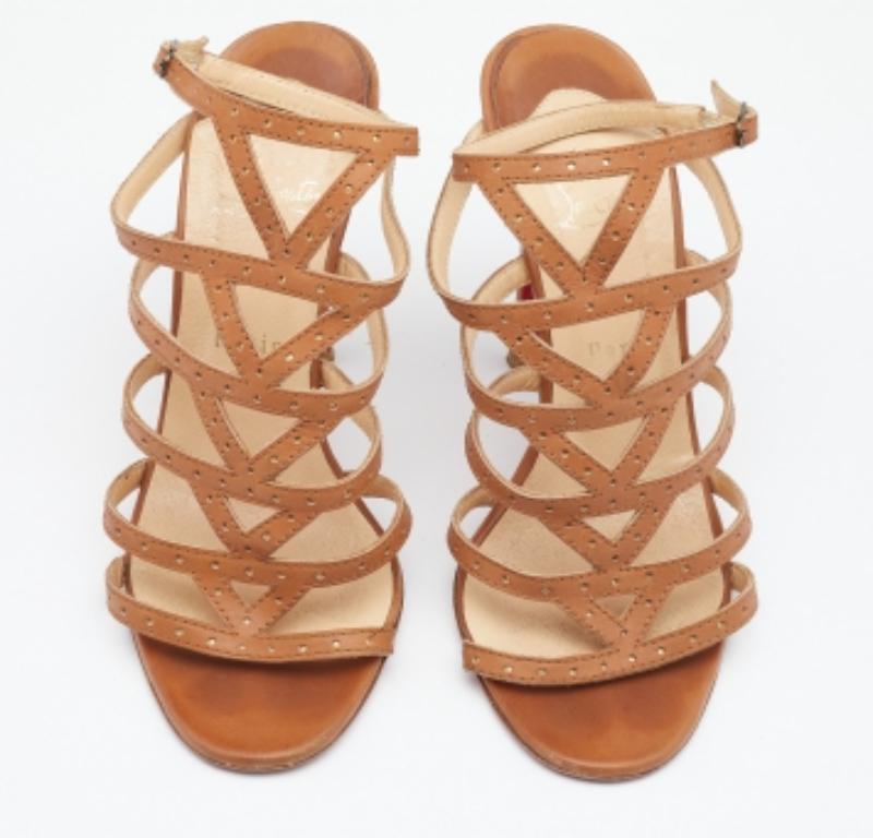 Christian Louboutin Beige Leder Riemchen-Sandalen Größe 38.5 im Zustand „Relativ gut“ im Angebot in Dubai, Al Qouz 2