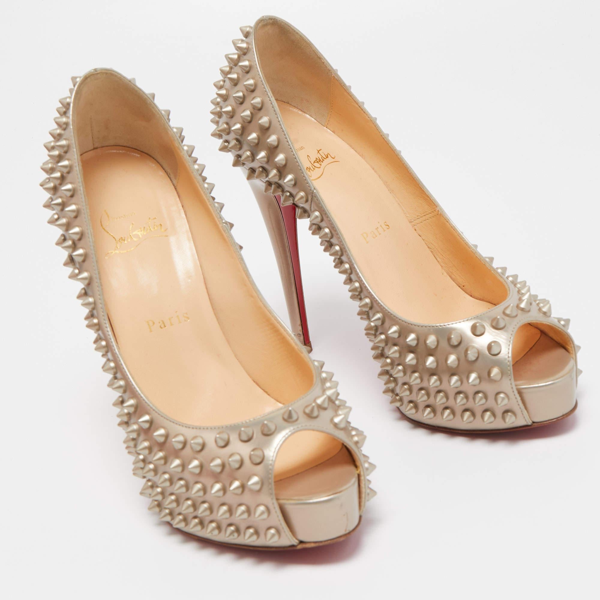 Women's Christian Louboutin Beige Leather Very Prive Spike Pumps Size 37.5 For Sale