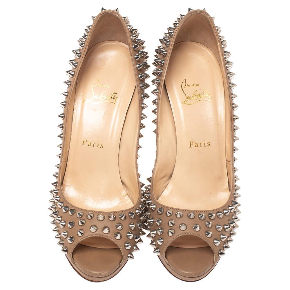 Make the streets your fashion runway and dazzle the crowds in these gorgeous Yolanda pumps from Christain Louboutin! The beige pumps have been crafted from leather and styled with peep-toes and multiple spikes on the exterior. They come equipped