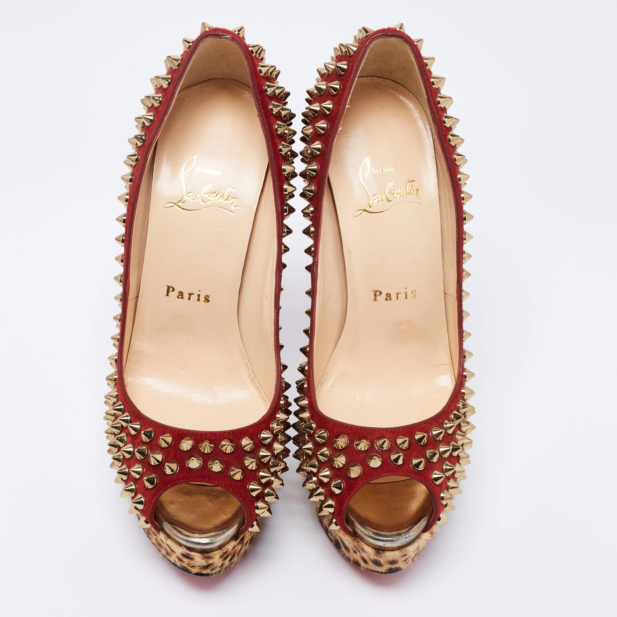 The alluring design and grand hue of these Christian Louboutin pumps make the pair a must-have. Crafted skilfully from dual materials, these spiked pumps are set on a durable base and comfortable heel. Choose this finely-designed pair of pumps to