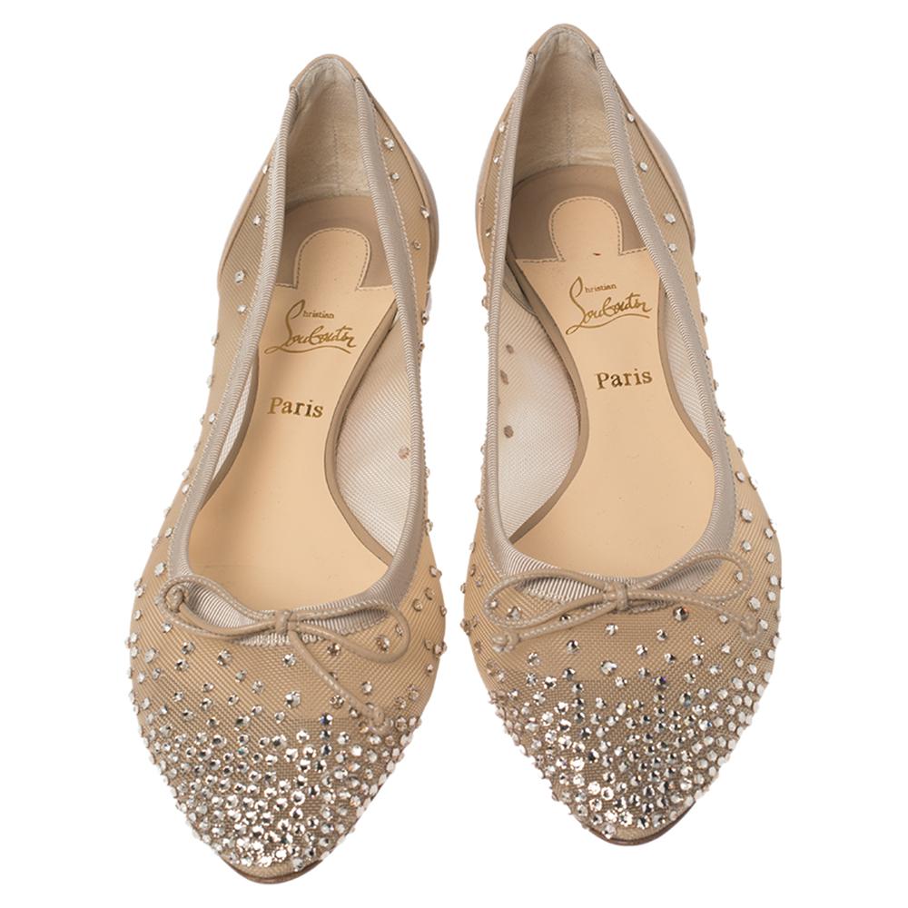 Make a fashion statement with these Christian Louboutin Strass Patio ballet flats that have been created to keep you comfortable and fashionable. Crafted from mesh and leather, the flats are highlighted with crystals and finished with durable red