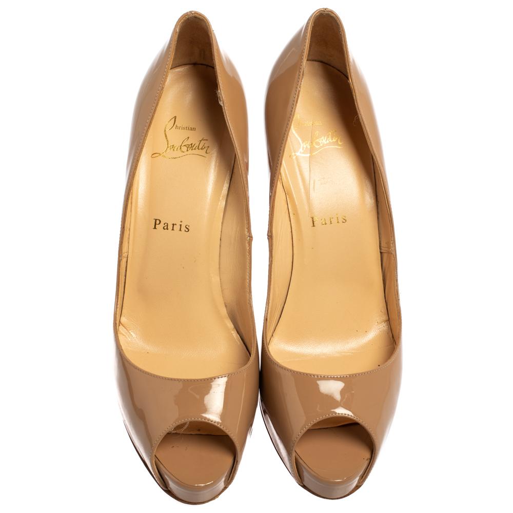 Cette paire d'escarpins Christian Louboutin est un classique intemporel. Sortez avec style en arborant ces chaussures en cuir verni, idéales pour toutes les occasions. Elles sont dotées d'orteils en peep, de plateformes et de talons de 12,5 cm.

