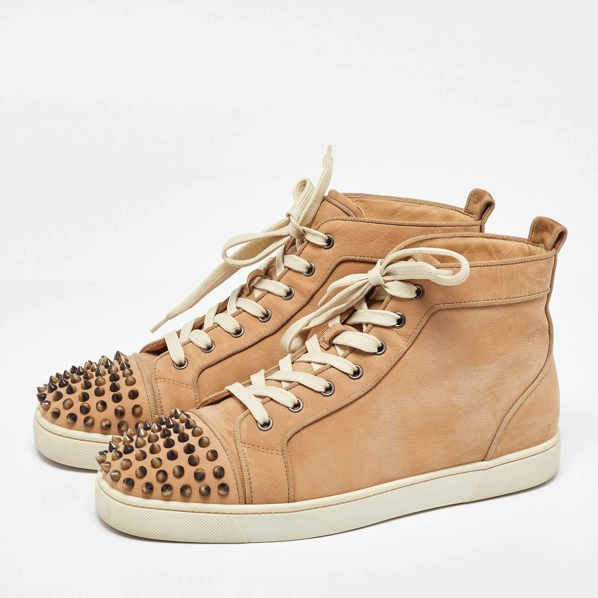 Sentiti a tuo agio con il tuo abbigliamento casual ogni volta che esci con queste sneakers di Christian Louboutin. Sono state realizzate in pelle nubuck e hanno un taglio alto con un esterno decorato con punte. Le sneakers hanno la punta tonda, la