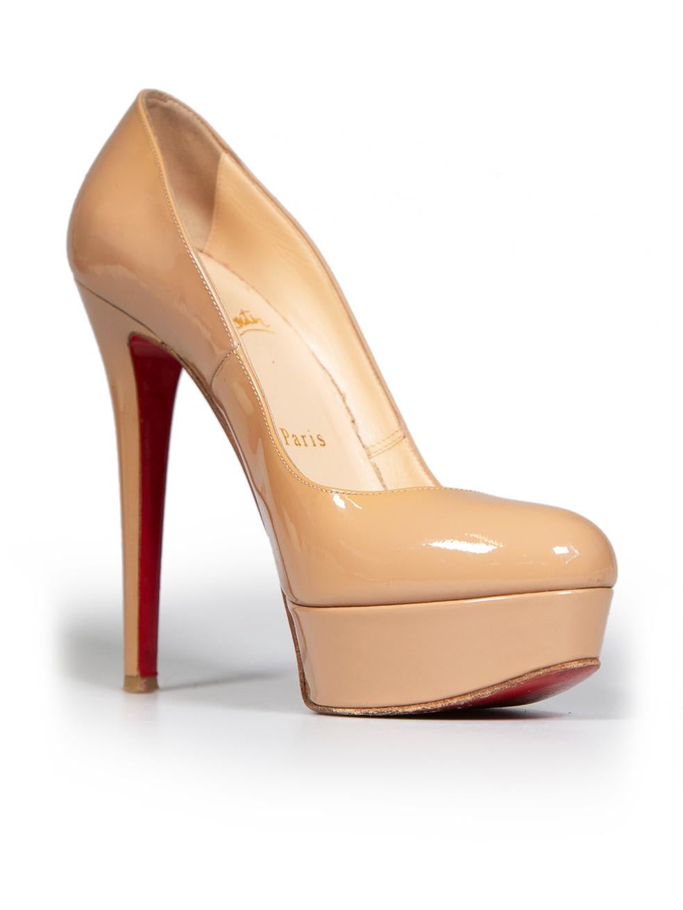 La condizione è buona. Le scarpe presentano una lieve usura. Leggeri segni di usura su entrambe le solette che hanno iniziato a staccarsi sui bordi, mostrando residui di colla. La vernice è scolorita su tutto il corpo di questo articolo usato di