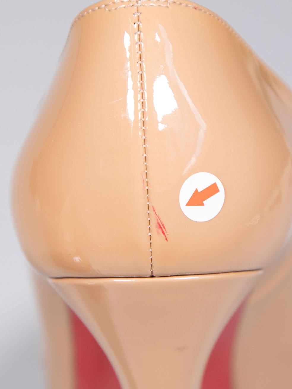 Christian Louboutin Beige Patent Bianca Pumps Taglia IT 37.5 3