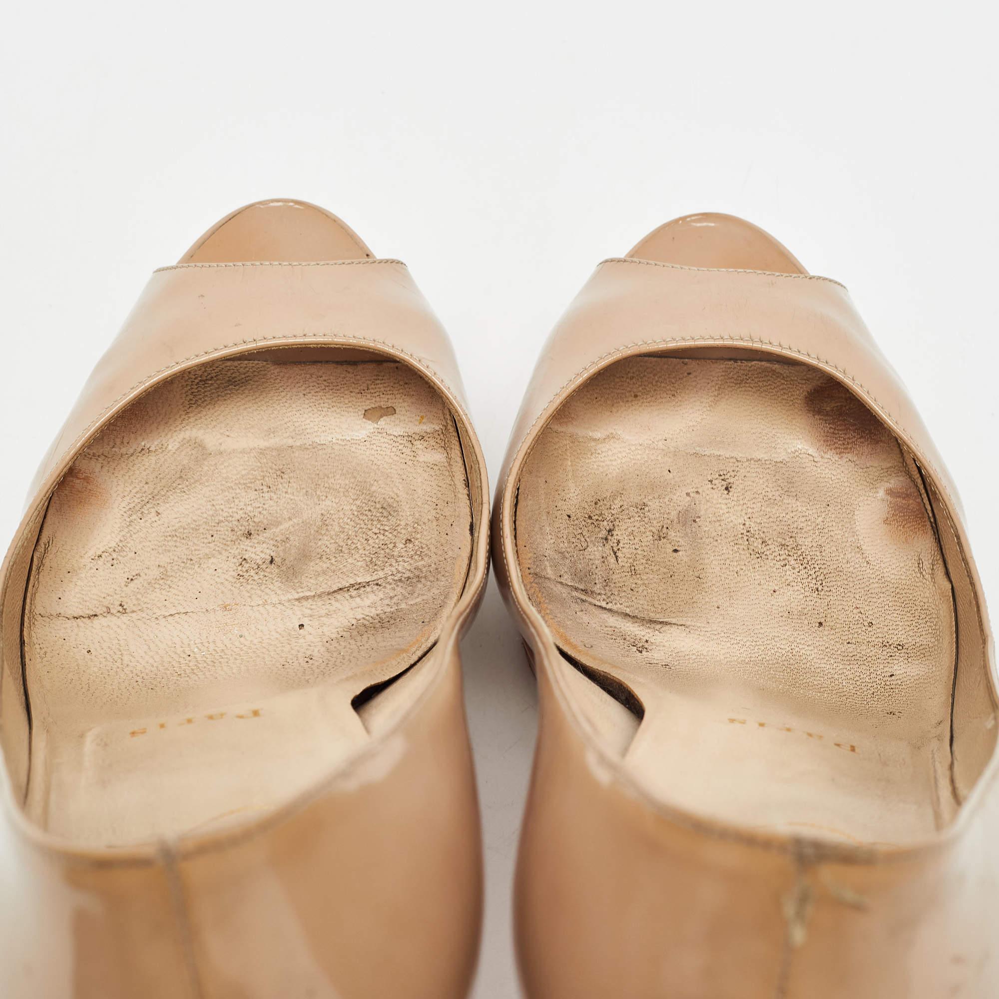 Women's Christian Louboutin Beige Patent Leather Altadama Pumps Size 37 For Sale