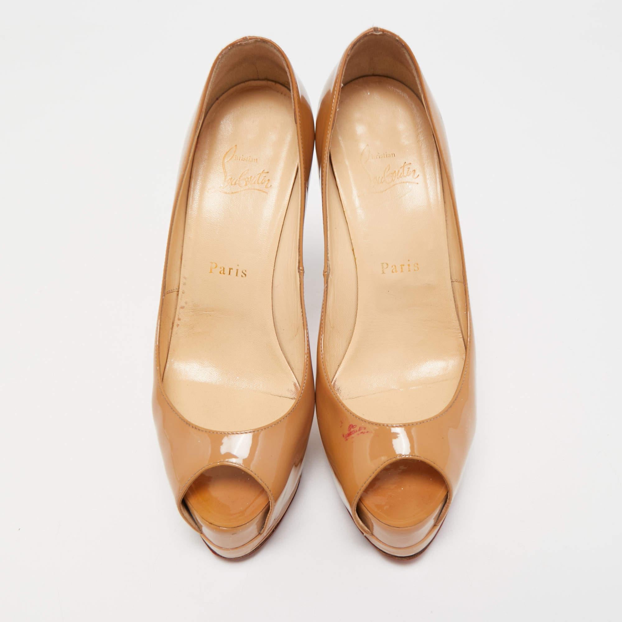 Christian Louboutin escarpins Altadama en cuir verni beige, taille 38 Bon état à Dubai, Al Qouz 2