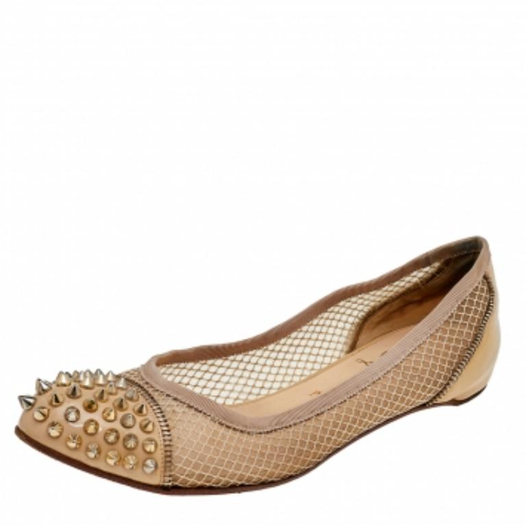 Beige Christian Louboutin - Chaussures de ballet à pointes en cuir verni beige et maille, taille 40,5 en vente