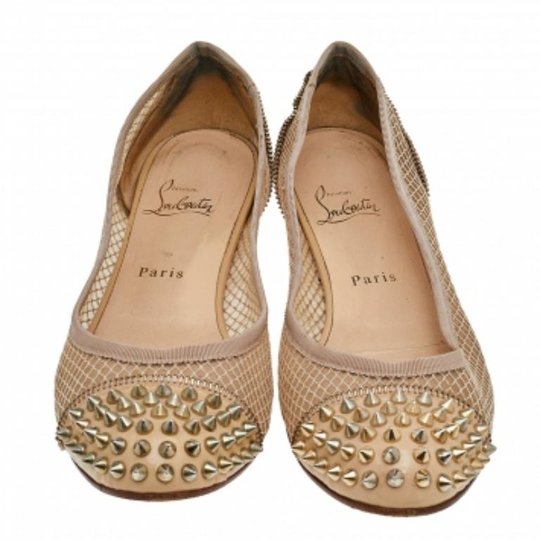 Christian Louboutin - Chaussures de ballet à pointes en cuir verni beige et maille, taille 40,5 Pour femmes en vente