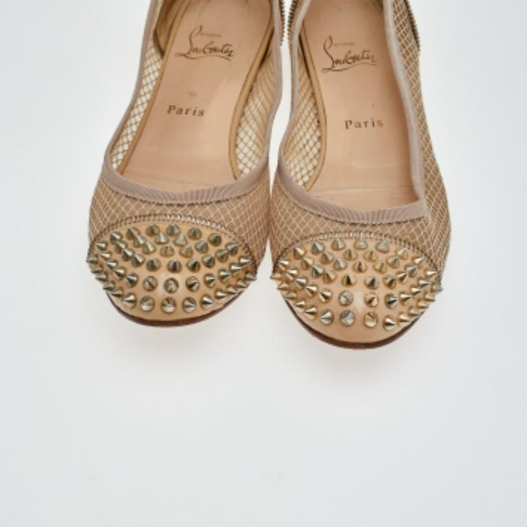 Christian Louboutin - Chaussures de ballet à pointes en cuir verni beige et maille, taille 40,5 en vente 3