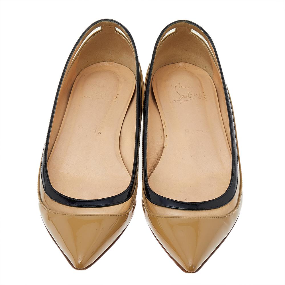 Slip into these Christian Louboutin flats and add grace to your strides. Crafted from patent leather, these pumps are detailed with PVC trims. With pointed toes and sturdy red soles, these flats will give a feel of luxury to your feet.

