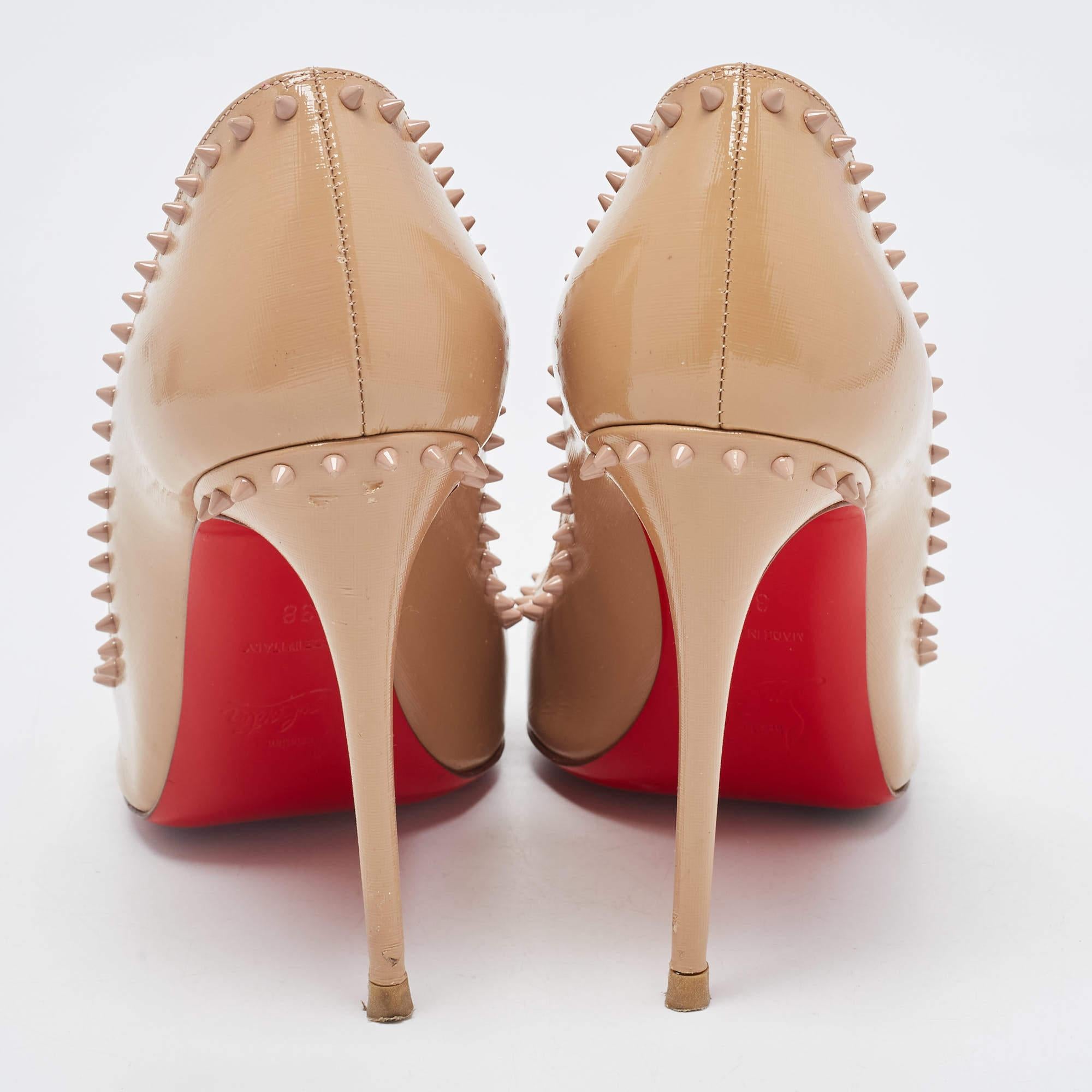 Christian Louboutin Beige Patent Leather Anjalina Spike Pointed Toe Pumps Size 3 In Good Condition For Sale In Dubai, Al Qouz 2