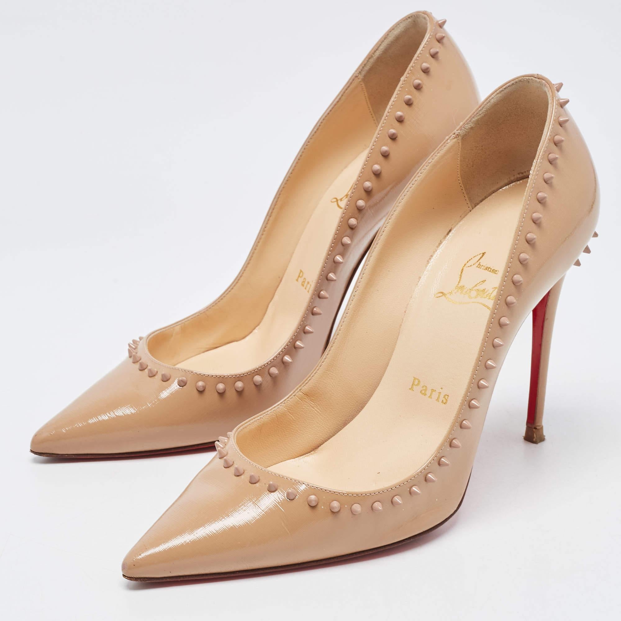 Women's Christian Louboutin Beige Patent Leather Anjalina Spike Pointed Toe Pumps Size 3 For Sale