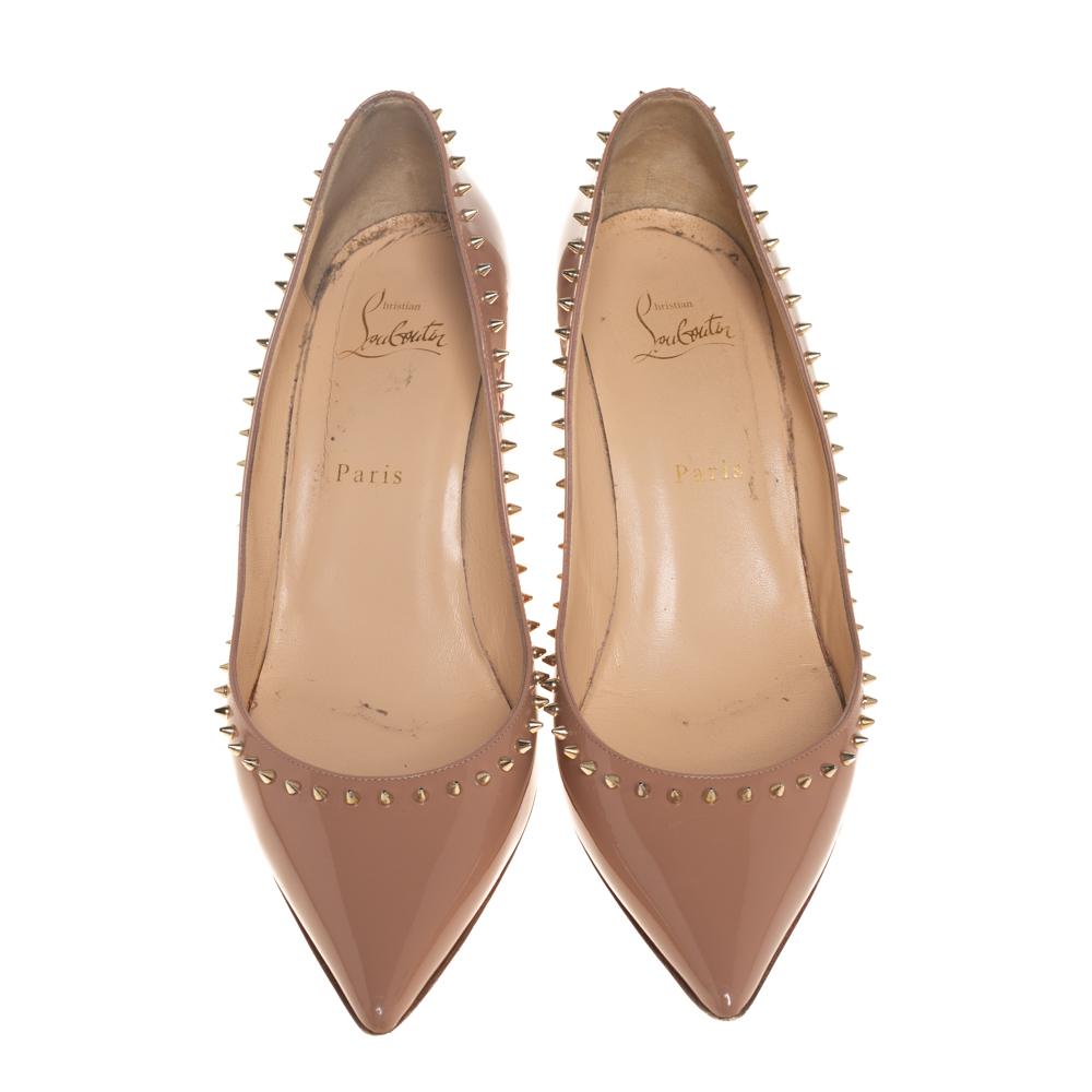 Christian Louboutin Beige Patent Leather Anjalina Spiked Pumps Size 40 In Good Condition In Dubai, Al Qouz 2