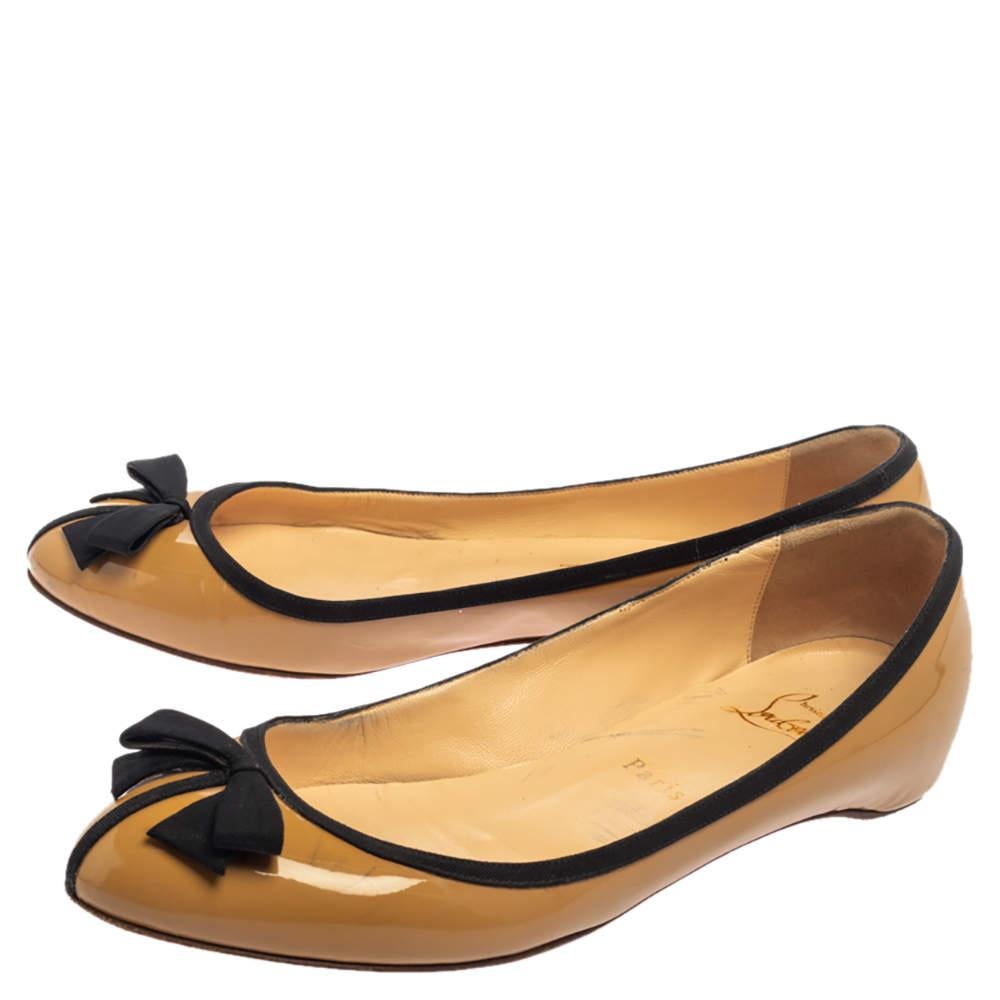 Christian Louboutin Bailarinas de charol beige con lazo Balinodono talla 38 en Bastante bueno estado para la venta en Dubai, Al Qouz 2
