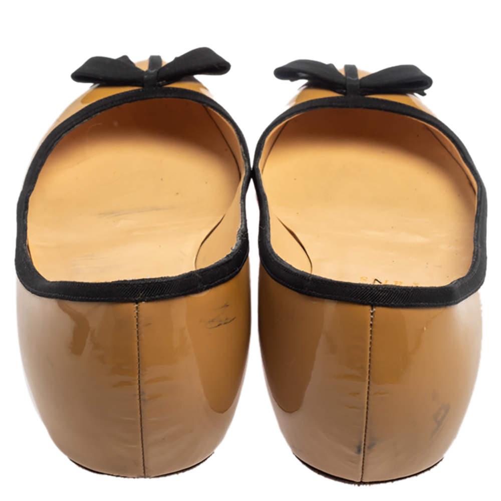 De las mujeres Christian Louboutin Bailarinas de charol beige con lazo Balinodono talla 38 en venta