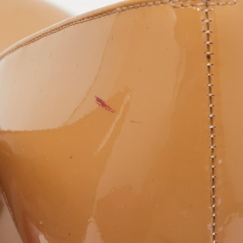 Christian Louboutin Bianca Plateau-Pumps aus Lackleder in Beige, Größe 38 im Zustand „Gut“ im Angebot in Dubai, Al Qouz 2