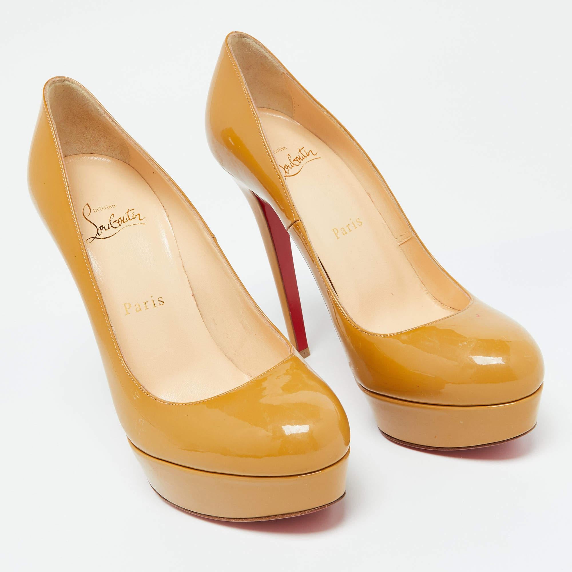 Christian Louboutin Bombas de plataforma Bianca de charol beige Talla 38.5 en Bueno estado para la venta en Dubai, Al Qouz 2