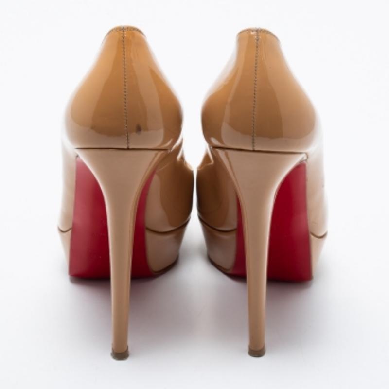Christian Louboutin Bombas de plataforma Bianca de charol beige Talla 38.5 en Bueno estado para la venta en Dubai, Al Qouz 2