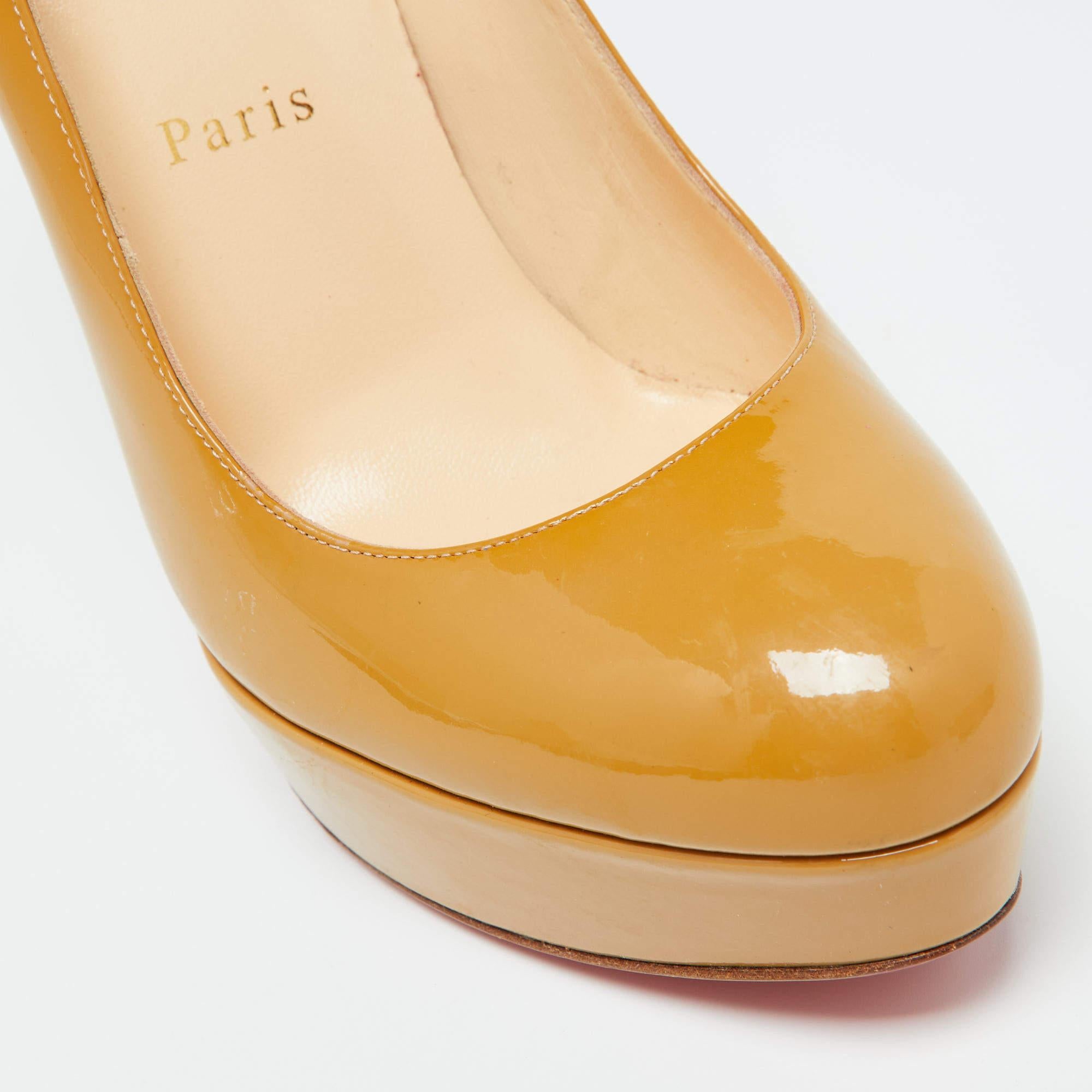 Christian Louboutin Bombas de plataforma Bianca de charol beige Talla 38.5 en venta 2
