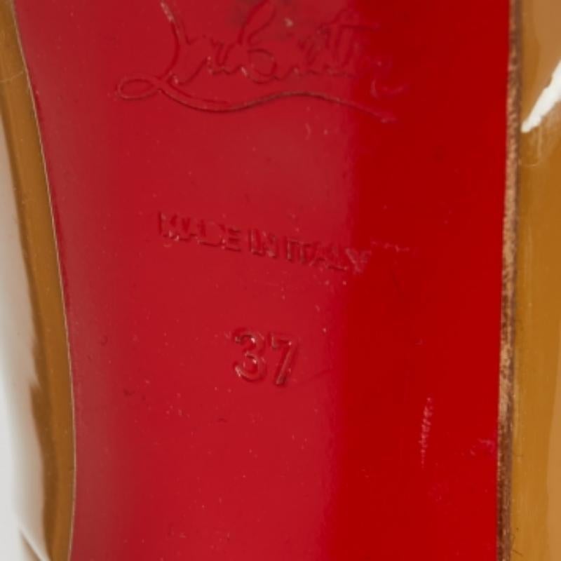 Un clásico que añadir a tu colección de zapatos es este par de zapatos de salón. Estas bellezas de Christian Louboutin están cubiertas de charol y tienen plataformas, tacones de 12,5 cm y las características suelas rojas. Añade hoy estos zapatos de