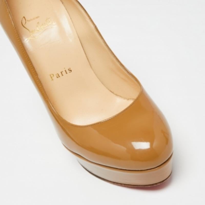 Christian Louboutin Bombas de charol beige Bianca Talla 37 Beige en venta