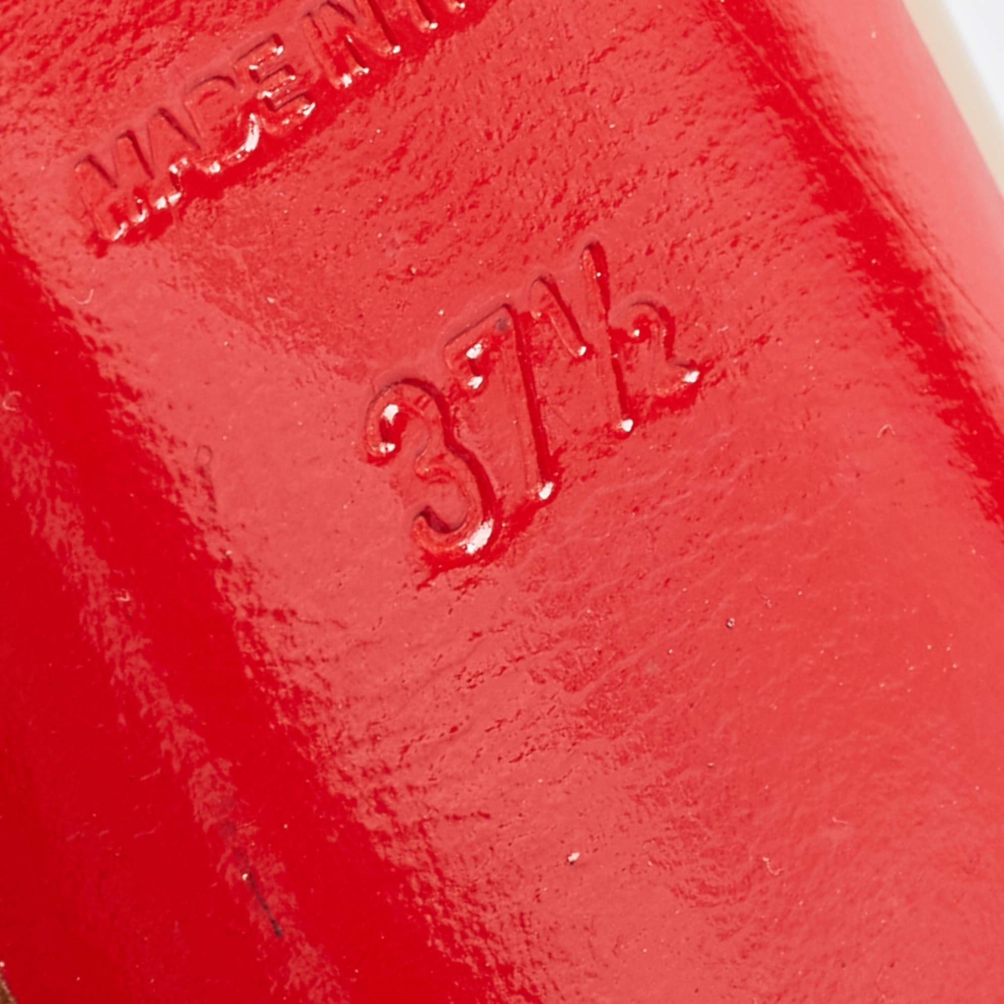 Haz una declaración de estilo chic con estos zapatos de salón de diseño. Presentan tacones robustos y suelas duraderas, ¡perfectos para tus salidas a la moda!

Incluye: Funda guardapolvo original