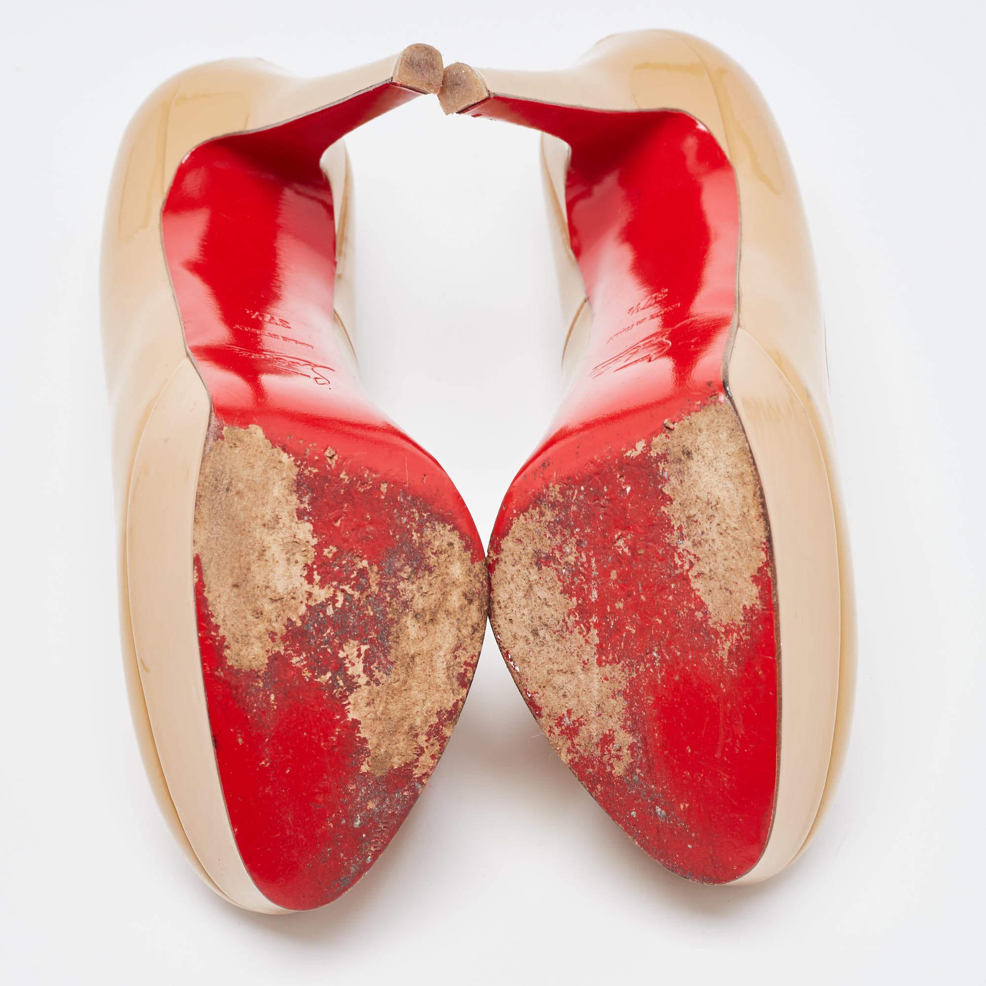 Christian Louboutin Bombas de charol beige Bianca Talla 37.5 Beige en venta