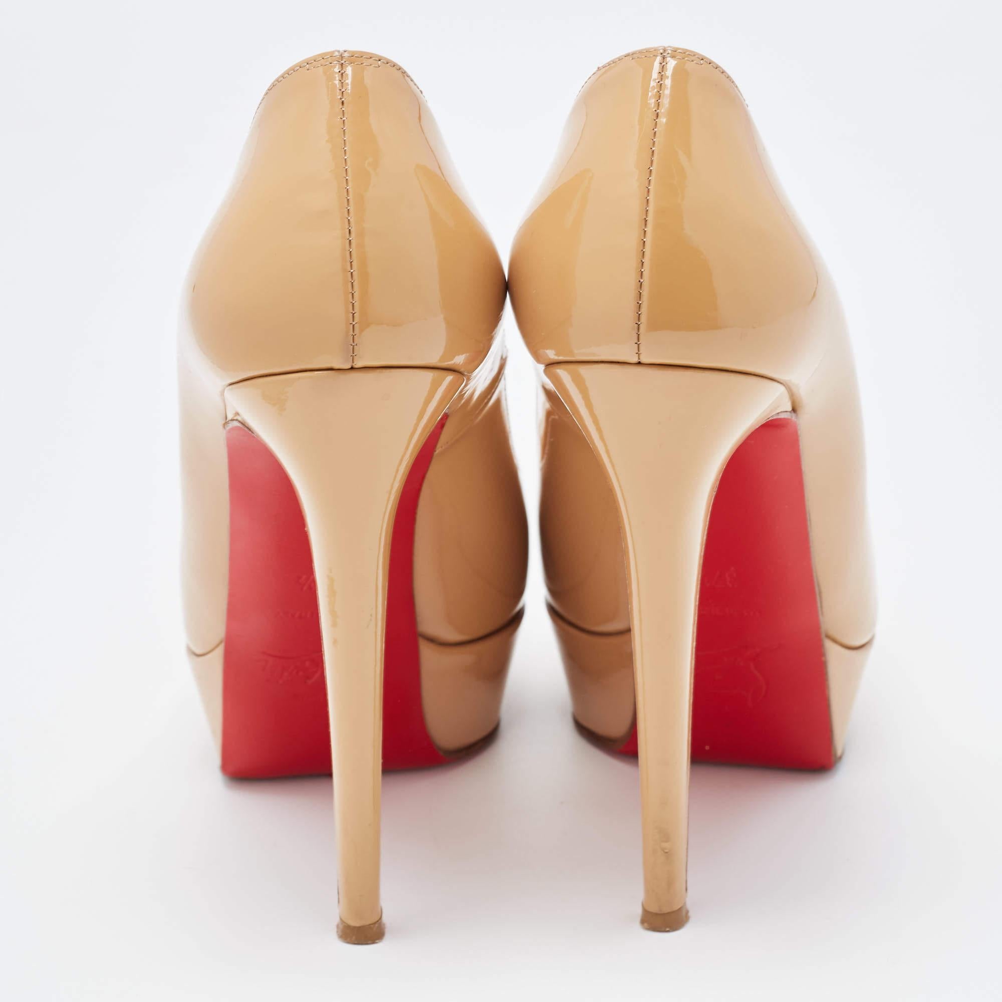 Christian Louboutin Bombas de charol beige Bianca Talla 37.5 en Bueno estado para la venta en Dubai, Al Qouz 2