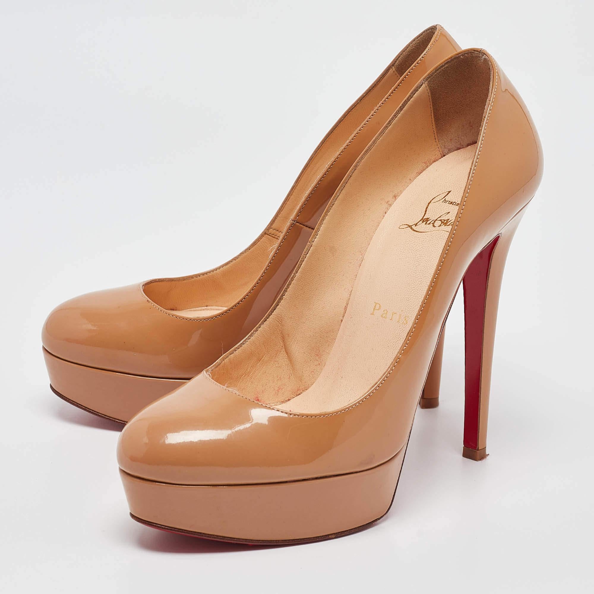 Archi sinuosi, un fascino femminile e una struttura ben costruita definiscono questo set di décolleté di design. Con comode solette e tacchi eleganti, abbinali ai tuoi abiti preferiti.