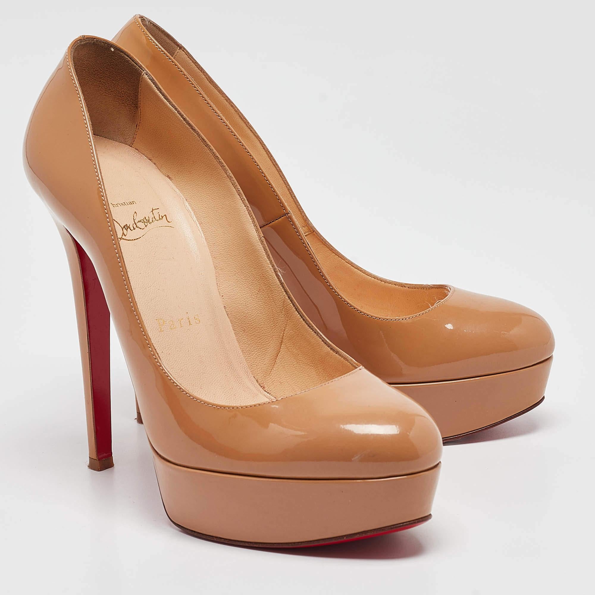 Christian Louboutin Pumps Bianca in pelle verniciata beige misura 38 In condizioni buone a Dubai, Al Qouz 2