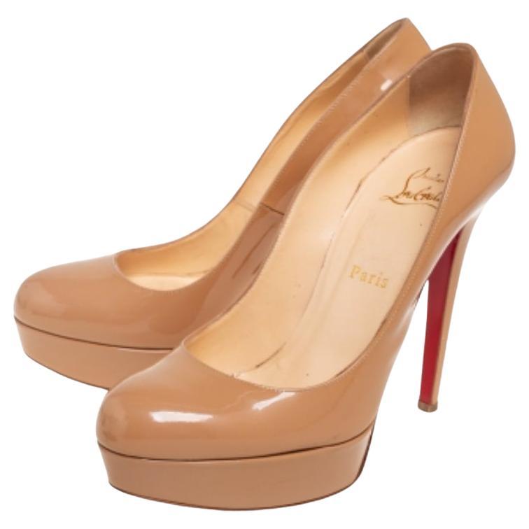 Un classique à ajouter à sa collection de chaussures est cette paire. Ces escarpins Bianca de Christian Louboutin sont recouverts de cuir verni et dotés de plateformes, de talons de 13 cm et d'une semelle rouge caractéristique. Ajoutez ces escarpins