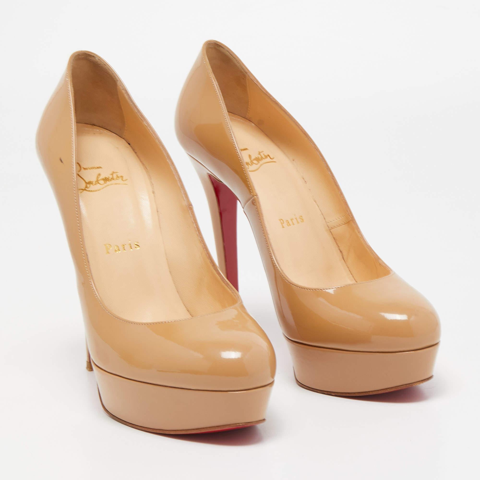 Every flawless design of Christian Louboutin, like this pair of Bianca pumps, is the epitome of feminine style. Crafted from patent leather, its upper is balanced on 13.5cm heels and platforms. The signature red-lacquered sole of these shoes marks