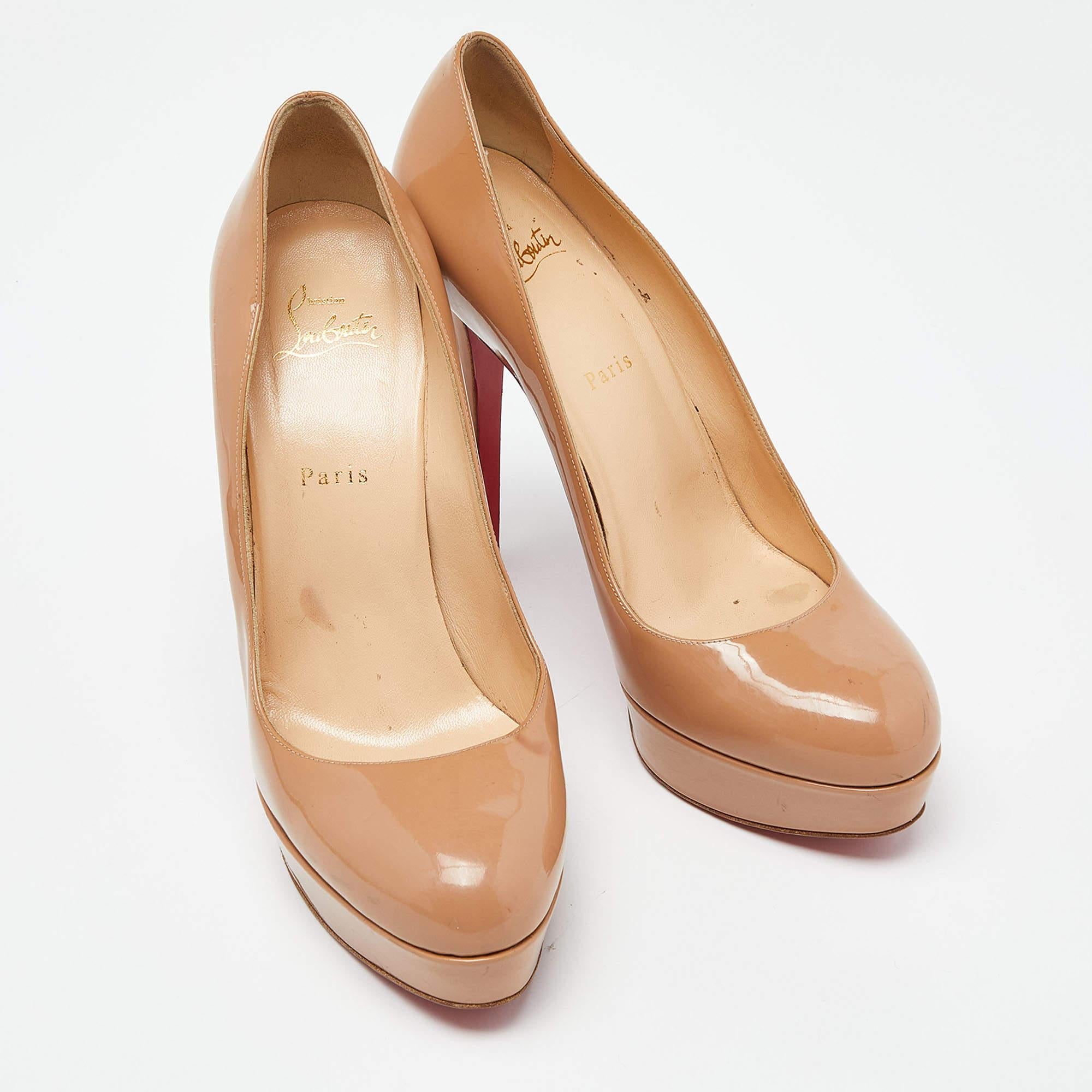 Christian Louboutin Pumps Bianca in pelle verniciata beige misura 41.5 In condizioni buone a Dubai, Al Qouz 2