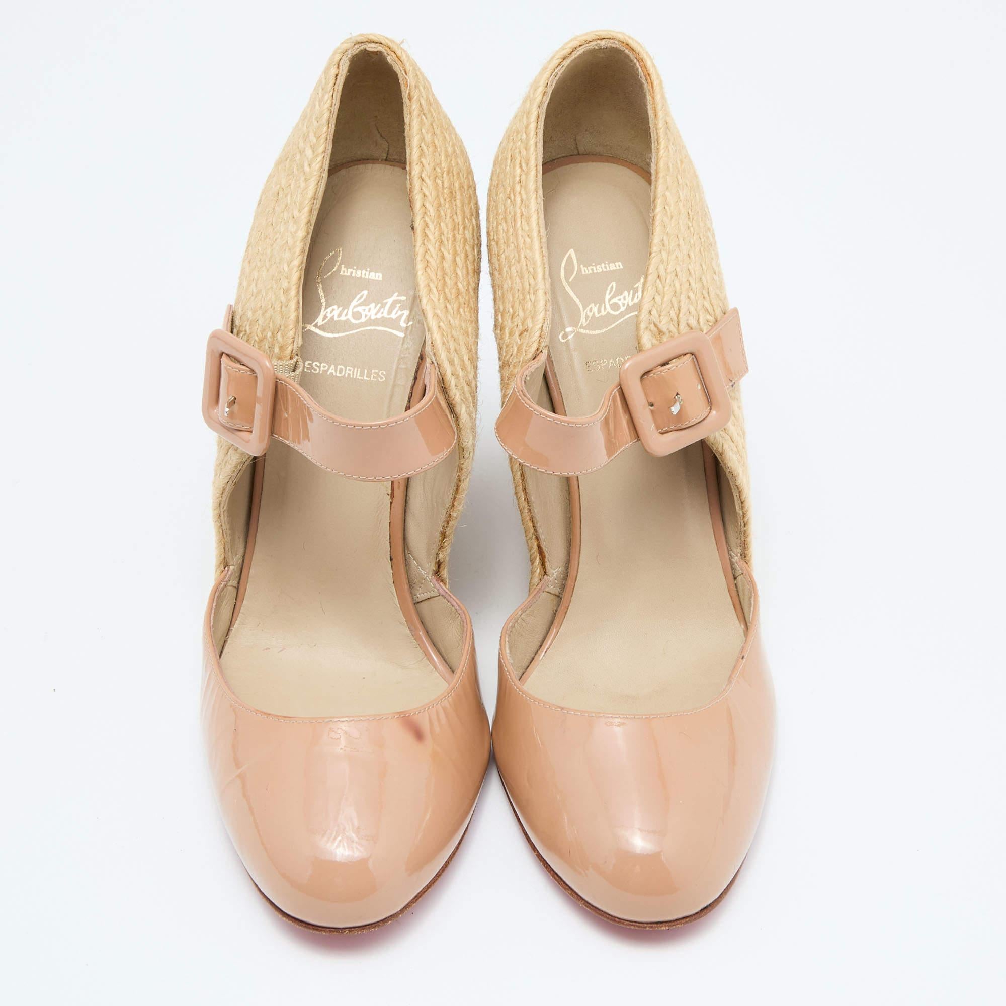 Christian Louboutin Escarpins Cordocou en cuir verni beige Taille 38 Bon état - En vente à Dubai, Al Qouz 2