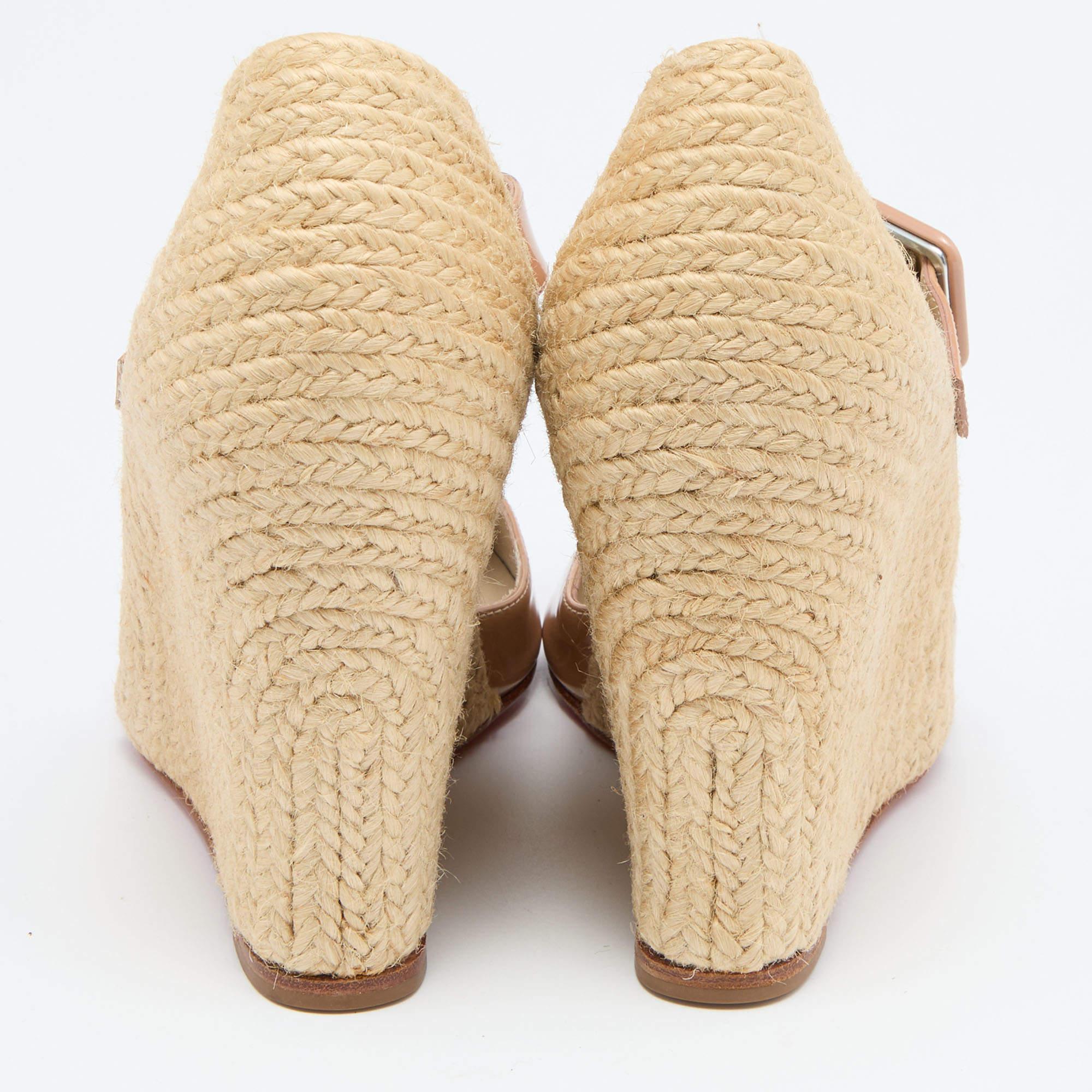 Christian Louboutin Escarpins Cordocou en cuir verni beige Taille 38 en vente 3