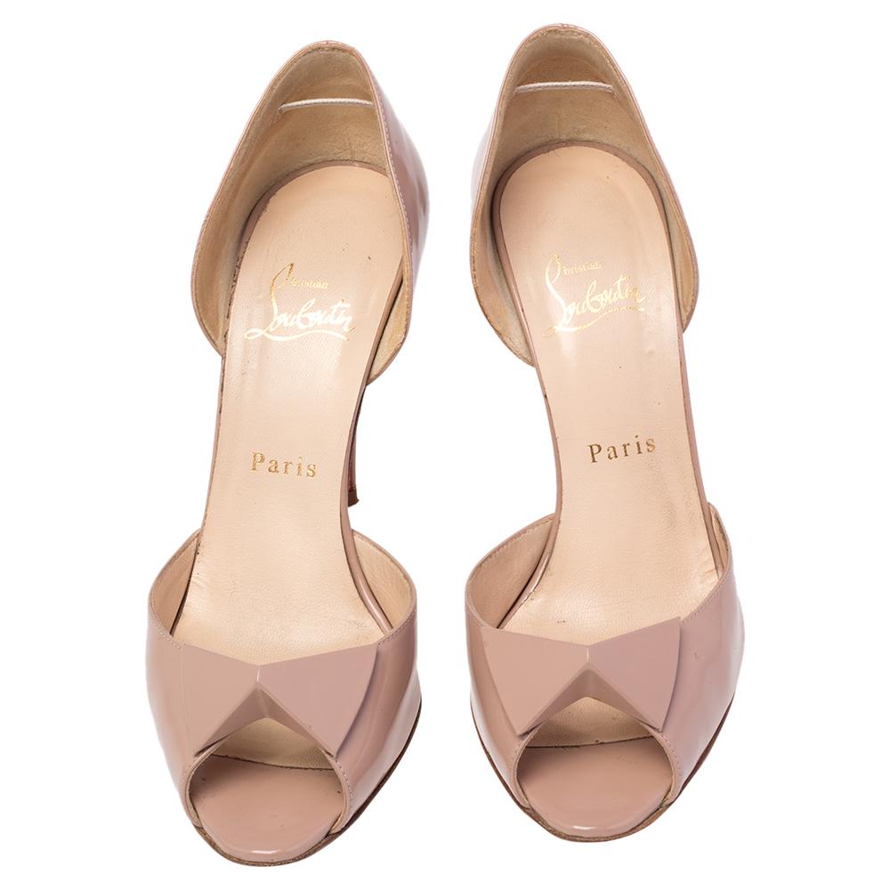 Designed by Christian Louboutin, this pair of pumps is shaped out of patent leather and is truly feminine. Make an audacious style statement while flaunting this pair of beige d'orsay pumps while heading to your next event. They are lined with