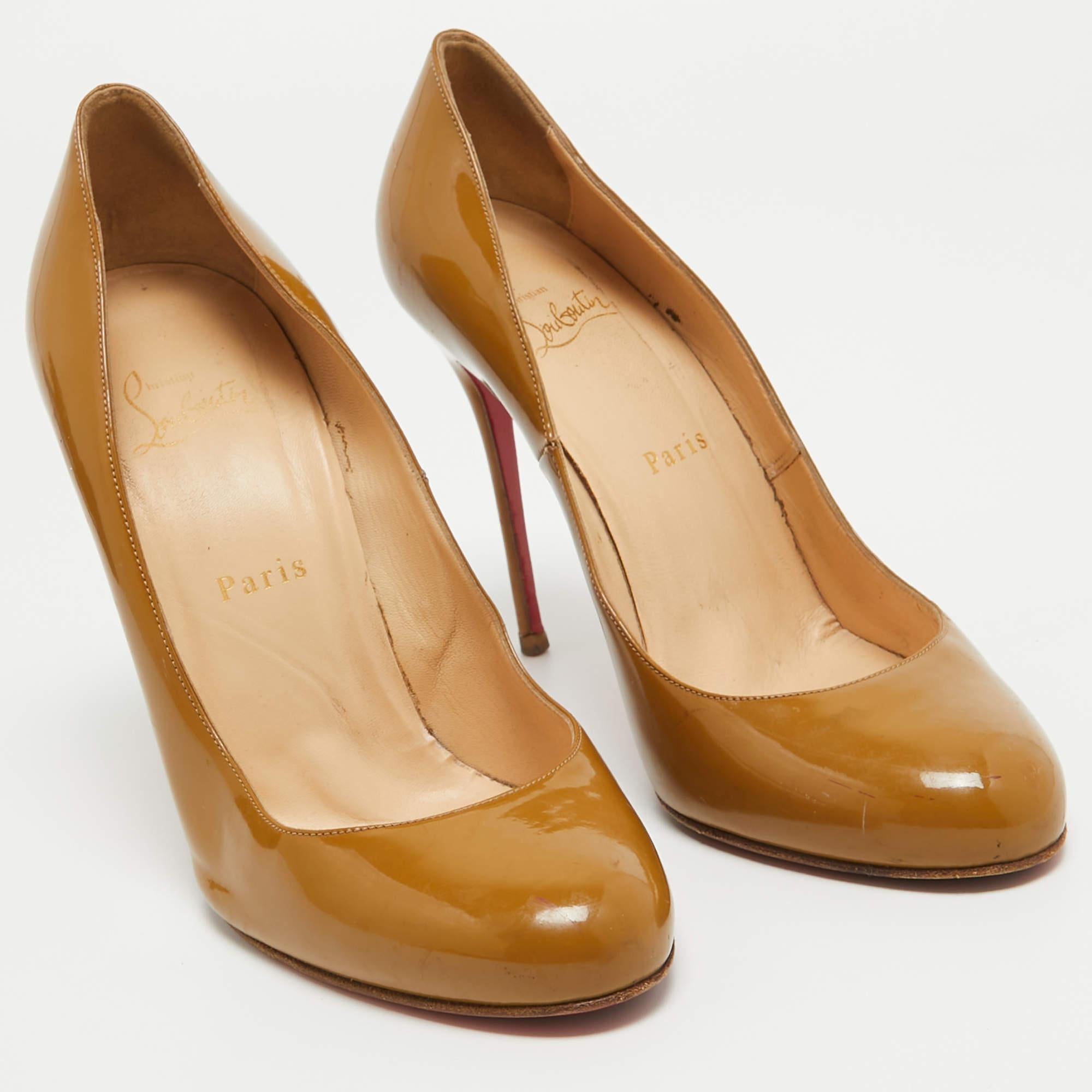 Christian Louboutin Pumps Fifi in pelle verniciata beige misura 39.5 In condizioni discrete in vendita a Dubai, Al Qouz 2