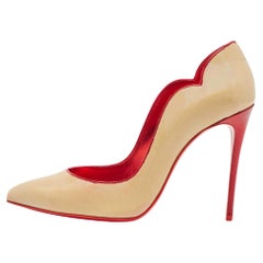 Escarpins Christian Louboutin en cuir verni beige « Hot Chick », taille 37.5